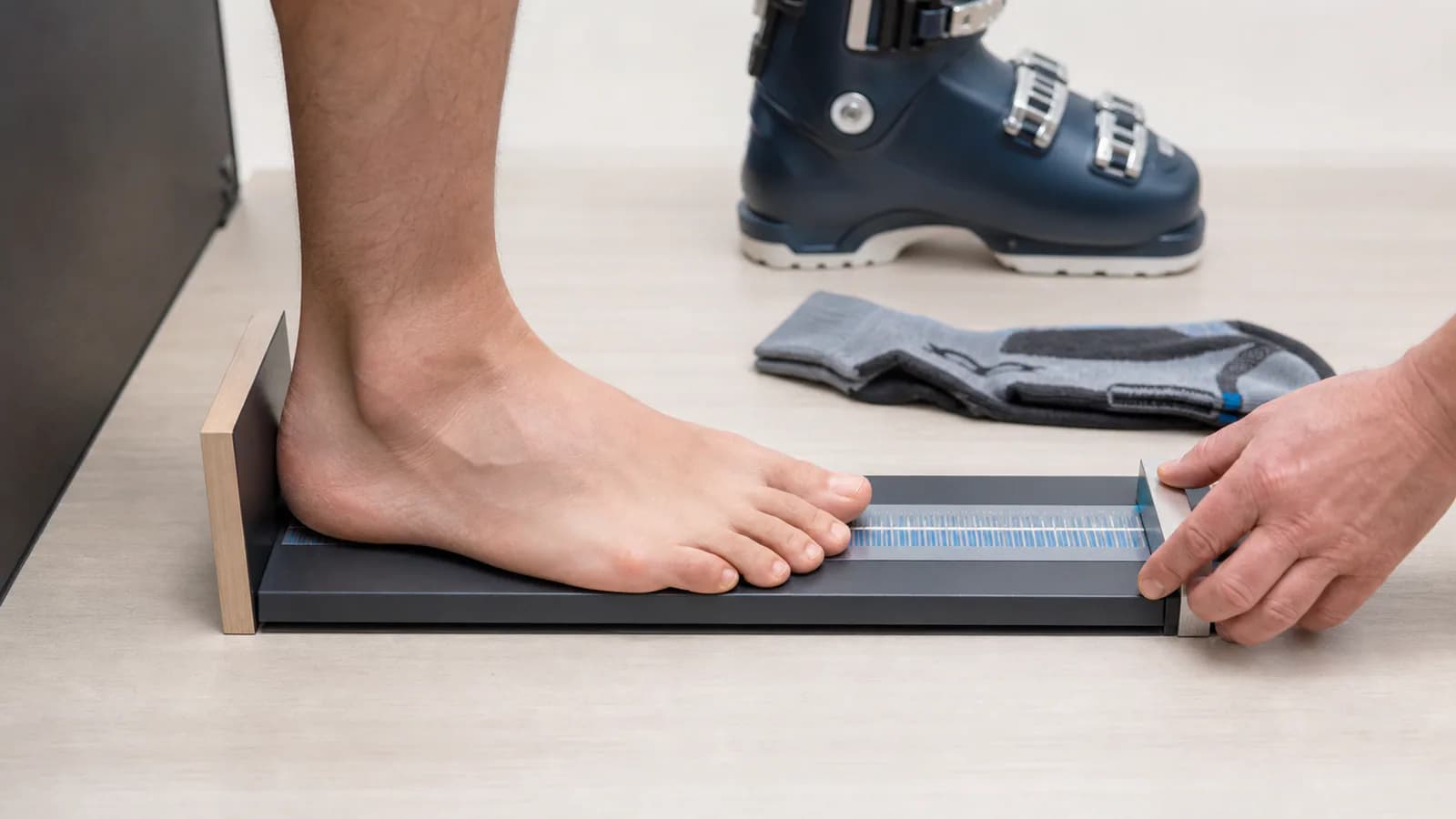 La longueur d'un pied est mesurée sur une planche Mondo Point pour choisir une chaussure de ski
